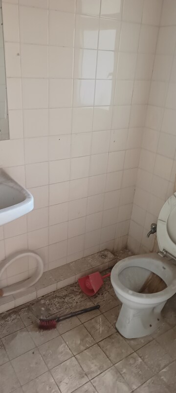 Bathroom in 3 BHK Apartment at DLF Ridgewood Estate, Dlf Phase iv – for Sale