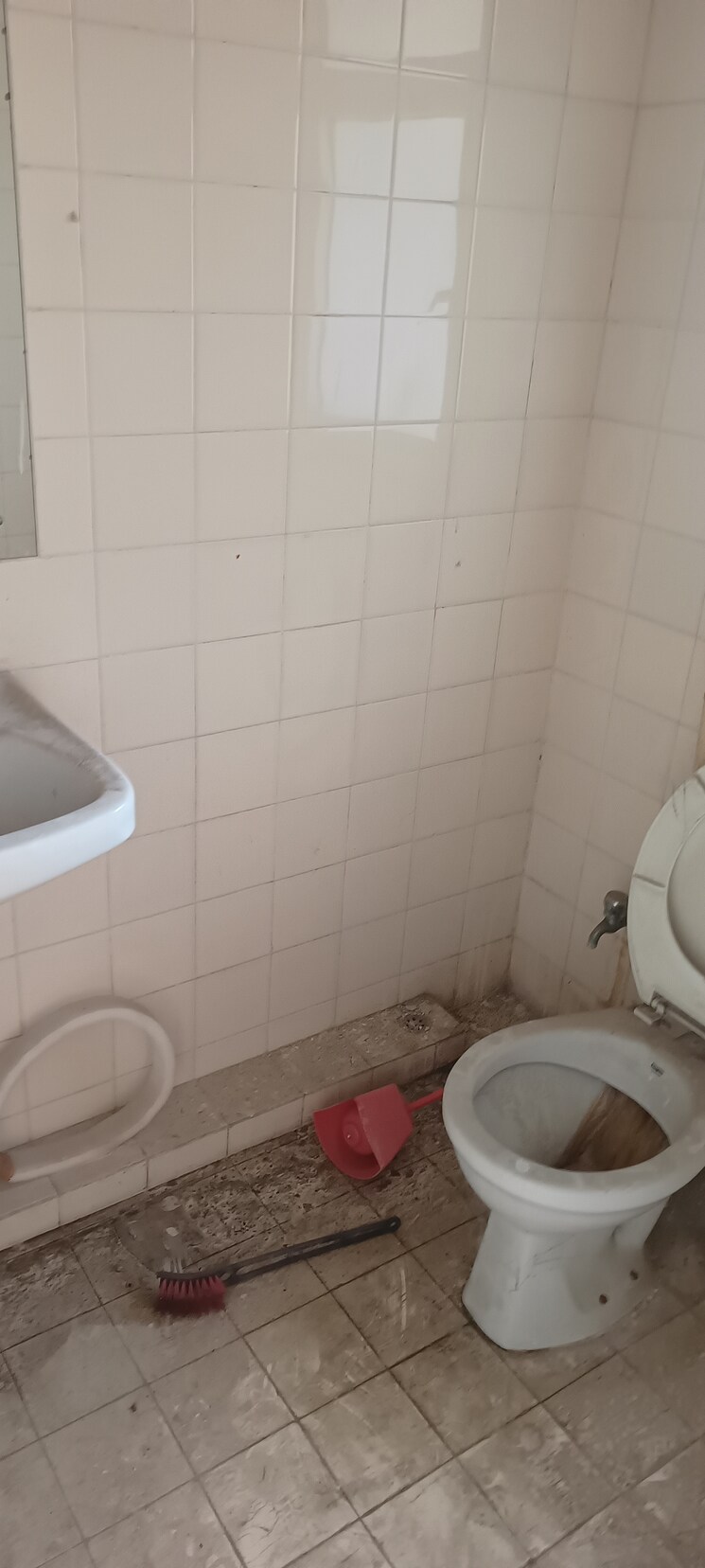 Bathroom, dlf-ridgewood-estate 3 Bedroom 1371 Sq.Ft. Apartment In Dlf Phase iv Gurgaon 9139277