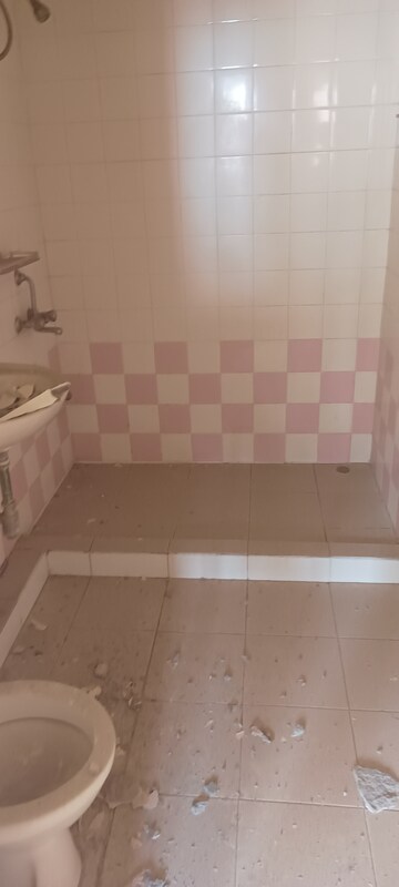Bathroom in 3 BHK Apartment at DLF Ridgewood Estate, Dlf Phase iv – for Sale