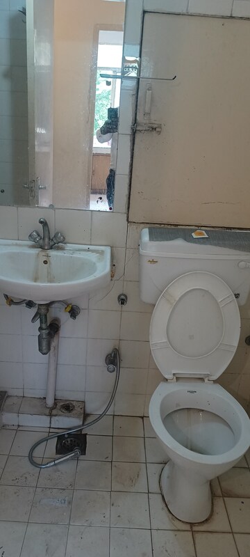 Bathroom in 3 BHK Apartment at DLF Ridgewood Estate, Dlf Phase iv – for Sale