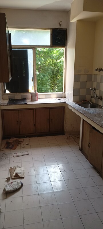 Kitchen in 3 BHK Apartment at DLF Ridgewood Estate, Dlf Phase iv – for Sale