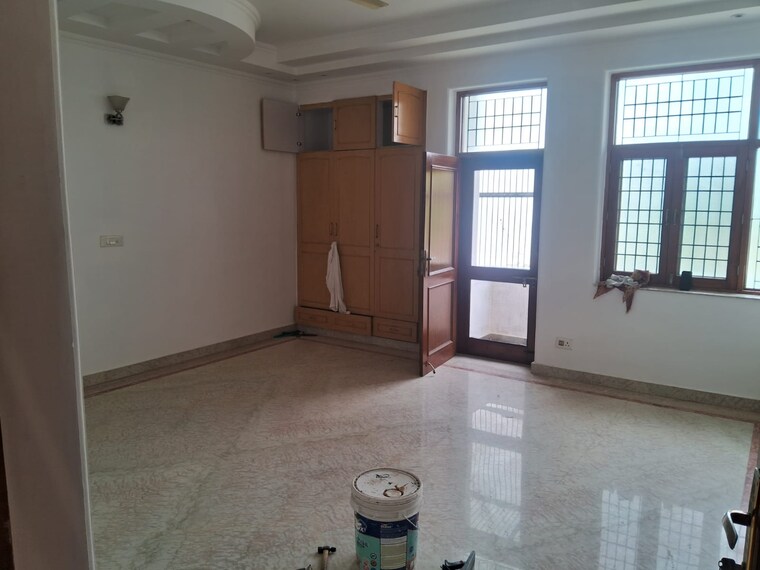 Room, sector 51 6+ Bedroom 450 Sq.Mt. Independent House In Sector 51 Noida 9139295