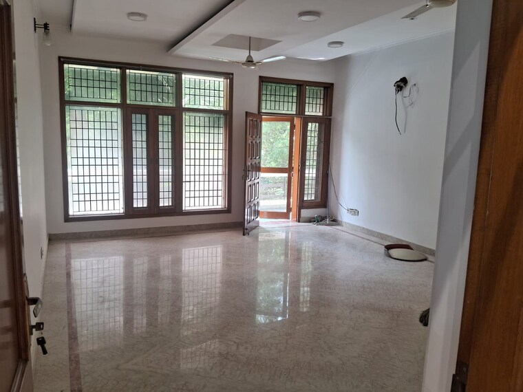 Room, sector 51 6+ Bedroom 450 Sq.Mt. Independent House In Sector 51 Noida 9139295