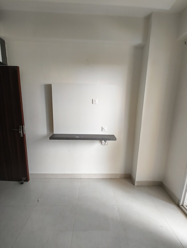 Room, signature-global-the-roselia 2 Bedroom 600 Sq.Ft. Apartment In Sector 95a Gurgaon 9139363