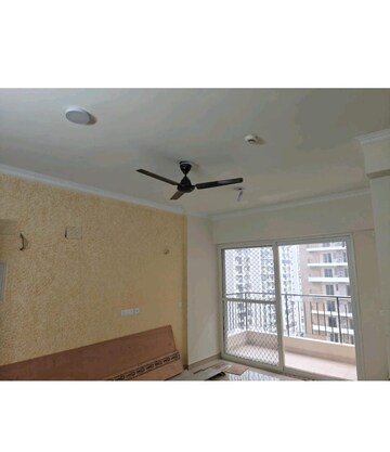 Room in 3 BHK Apartment at Amrapali Crystal Homes, Sector 76 – for Rent