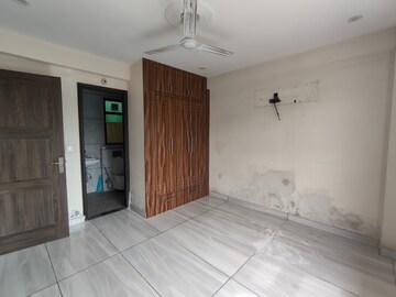 Room in 3 BHK Builder Floor at Ameya Sapphire 57, Sector 57 – for Rent