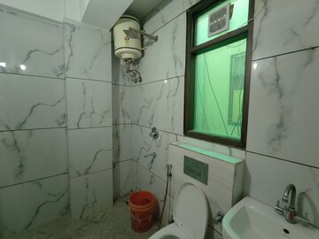 Bathroom in 3 BHK Builder Floor at Ameya Sapphire 57, Sector 57 – for Rent
