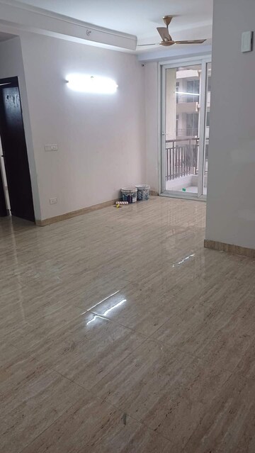 Room in 3 BHK Apartment at Amrapali Golf Homes, Sector 4 Greater Noida – for Rent