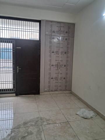 Room in 2.5 BHK Apartment at Amrapali Kingswood, Sector 4 Greater Noida – for Rent