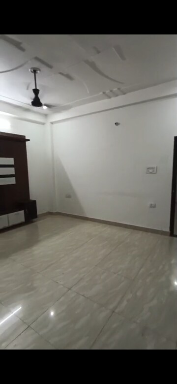 Room in 3 BHK Builder Floor at Sushant Golf City – for Rent