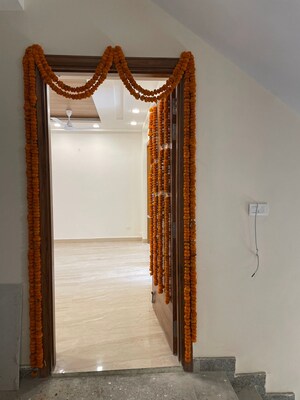 Building Lobby in 2.5 BHK Builder Floor at Amolik Residency, Sector 86 – for Sale