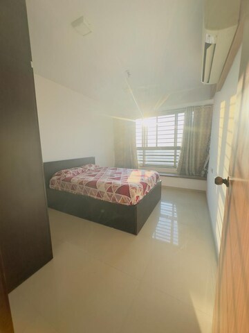 Bedroom in 3 BHK Apartment at Oberoi Realty Splendor, Andheri East – for Rent