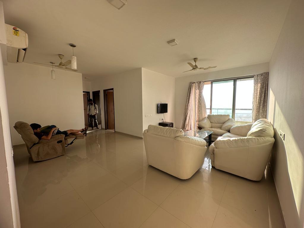 3 BHK + Study Room Apartment For Rent in Oberoi Realty Splendor