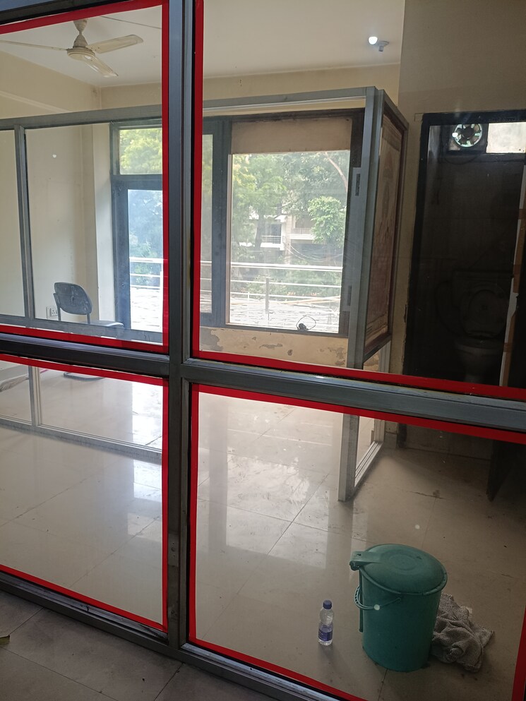 Room, maharani bagh Commercial Office Space in IT/SEZ 1350 Sq.Ft. In Maharani Bagh Delhi 9140029