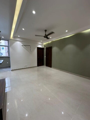 Room in 2 BHK Apartment at Suncity Avenue 76, Sector 76 – for Rent