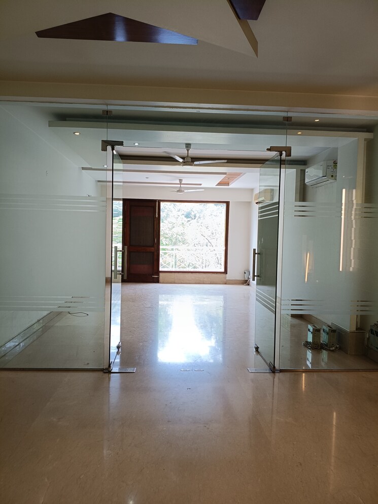 Room, new friends colony 4 Bedroom 500 Sq.Yd. Builder Floor In New Friends Colony Delhi 9140110