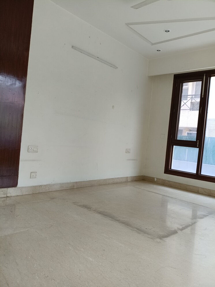 Room, new friends colony 4 Bedroom 500 Sq.Yd. Builder Floor In New Friends Colony Delhi 9140110