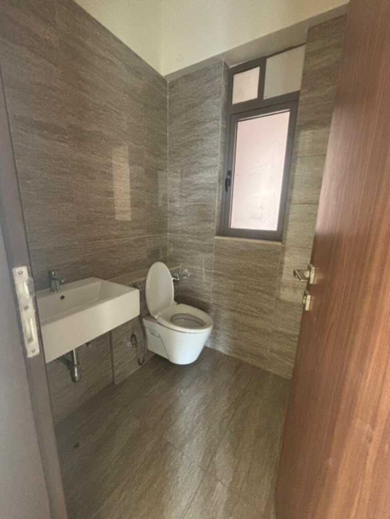 Bathroom, pranik-garden 2 Bedroom 810 Sq.Ft. Apartment In Kandivali West Mumbai 9140084
