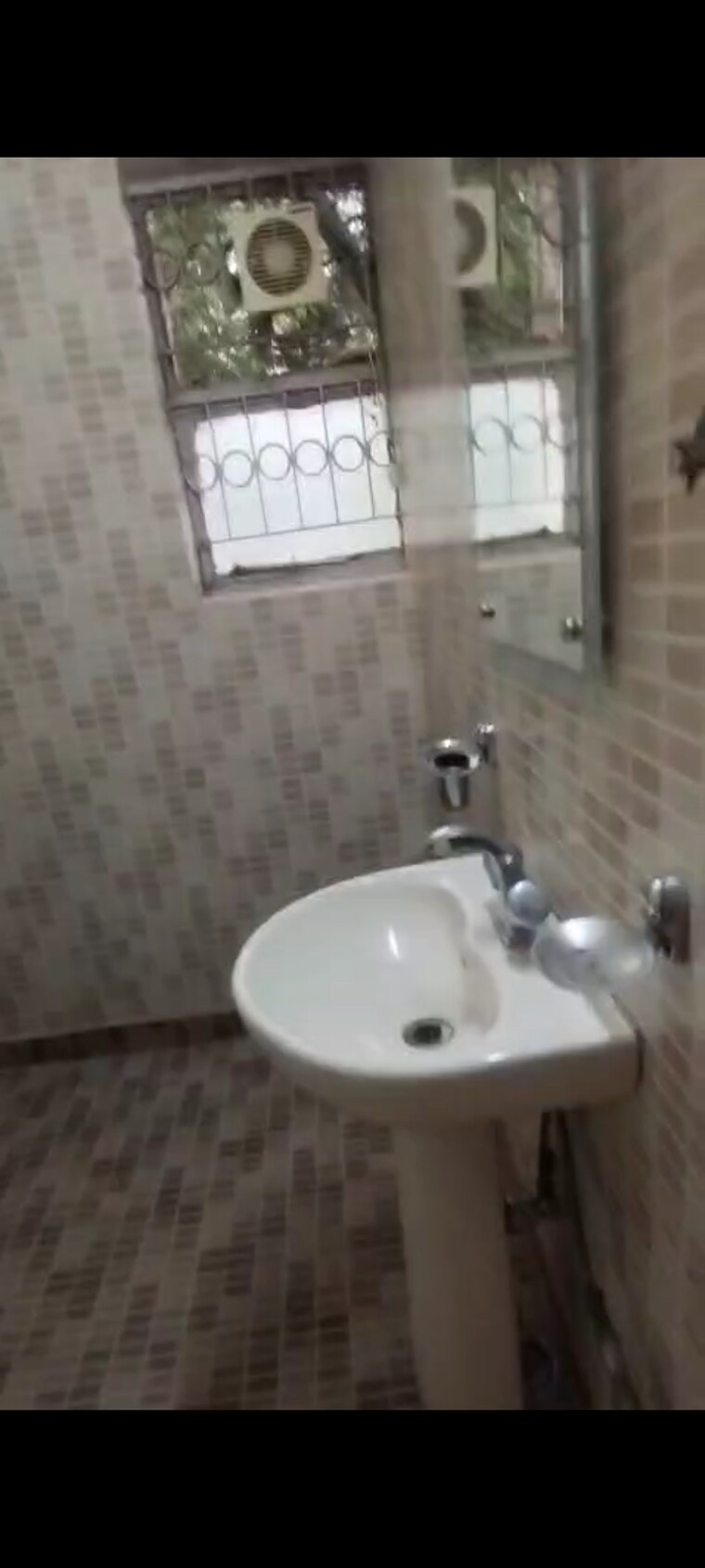 Bathroom, vasant kunj 3.5 Bedroom 1400 Sq.Ft. Apartment In Vasant Kunj Delhi 9140350