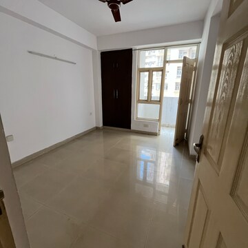 Room in 2.5 BHK Apartment at Supertech Cape Town, Sector 74 – for Rent