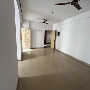 Room in 2.5 BHK Apartment at Supertech Cape Town, Sector 74 – for Rent