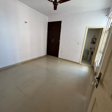Room in 2.5 BHK Apartment at Supertech Cape Town, Sector 74 – for Rent