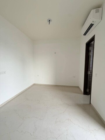 Room in 3 BHK Apartment at Smart World Orchard, Sector 61 – for Rent