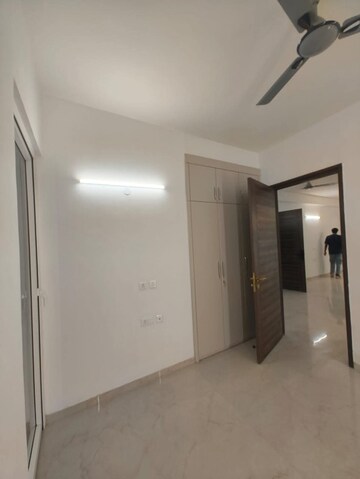 Room in 3 BHK Apartment at Smart World Orchard, Sector 61 – for Rent