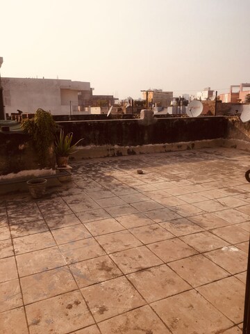 Parking in 3 BHK Builder Floor at Sushant Lok 2, Sector 57 – for Sale