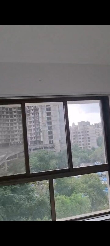 Room in 2 BHK Apartment at Anant Tara, Kandivali West – for Rent