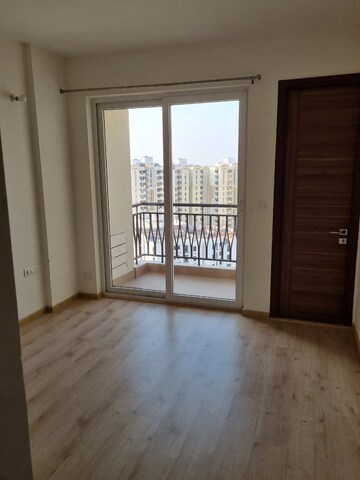 Room in 2 BHK Apartment at Shalimar One World Whispering Woods, Gomti Nagar – for Rent