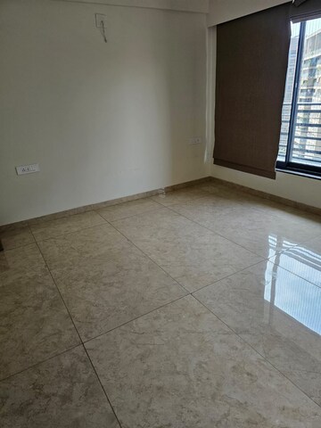 Room in 4 BHK Apartment at Science City – for Rent