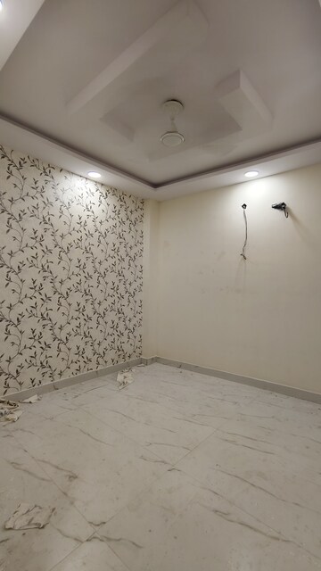 Room in 3 BHK Builder Floor at Govindpuri – for Rent
