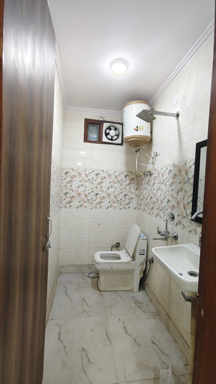 Bathroom, govindpuri 3 Bedroom 850 Sq.Ft. Builder Floor In Govindpuri Delhi 9141108