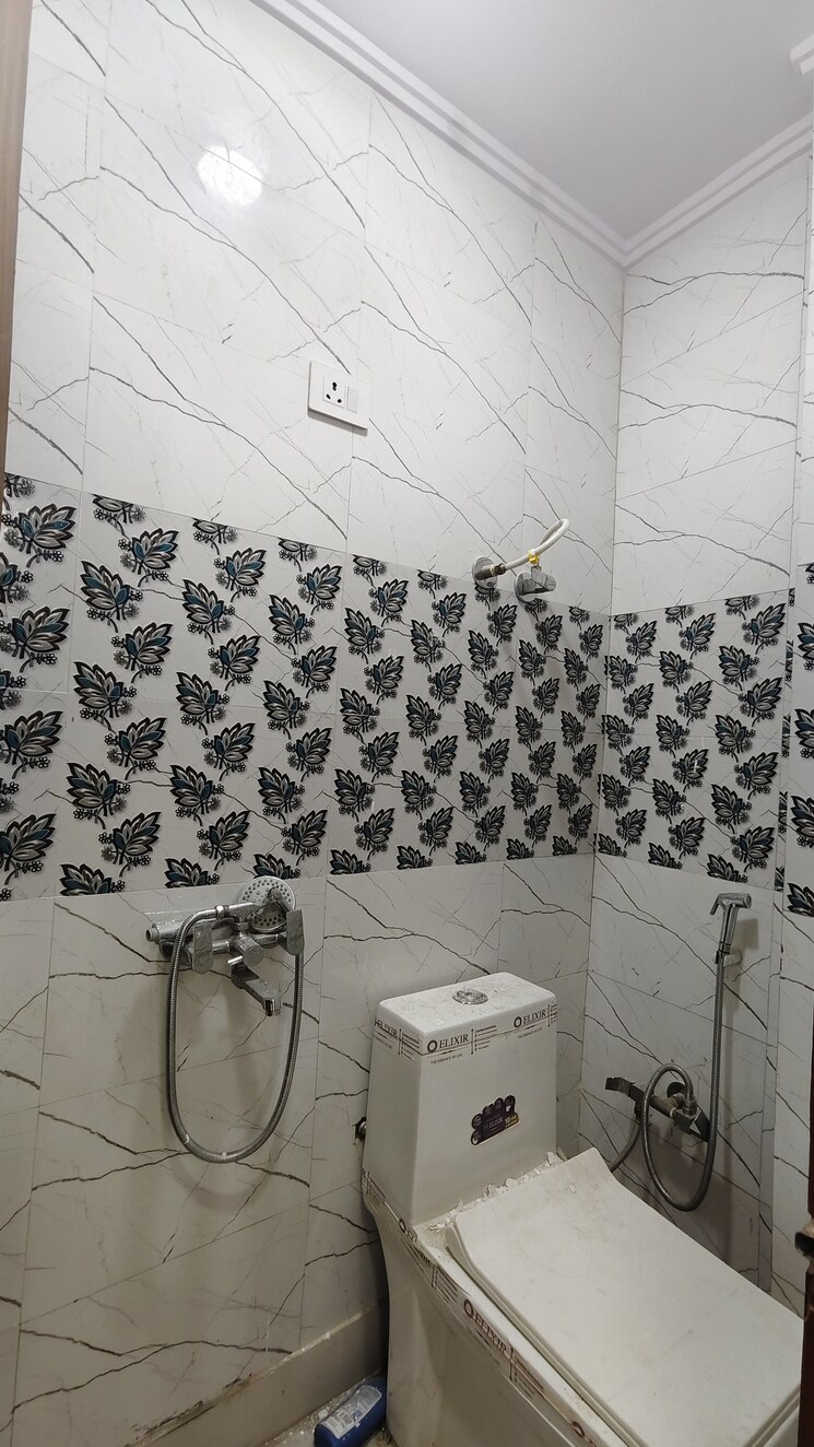 Bathroom, govindpuri 3 Bedroom 850 Sq.Ft. Builder Floor In Govindpuri Delhi 9141108