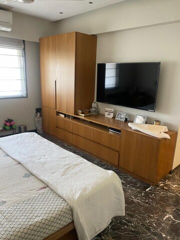 Bedroom in 3 BHK Apartment at Tardeo – for Rent