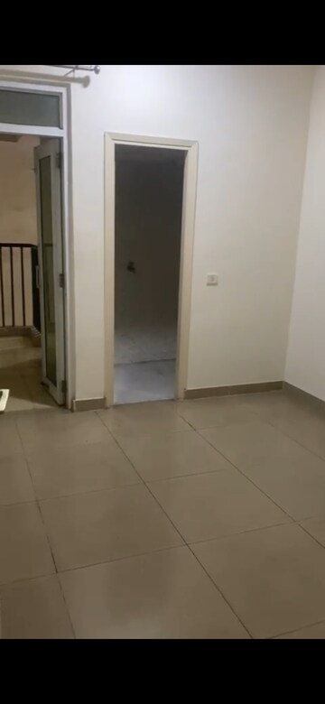 Room in 3 BHK Apartment at Gaur City 1st Avenue, Sector 4 Greater Noida – for Rent