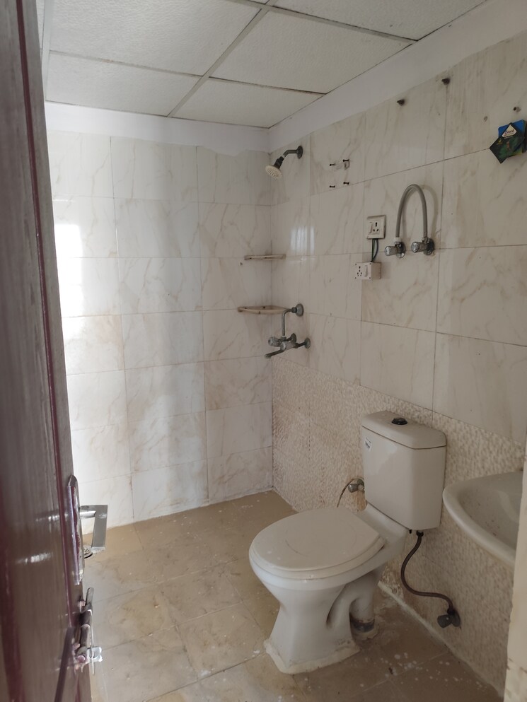 Bathroom, aims-golf-city 2 Bedroom 950 Sq.Ft. Apartment In Sector 75 Noida 9141343