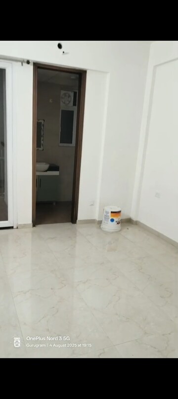 Room in 2.5 BHK Apartment at Smart World Gems, Sector 89 – for Rent