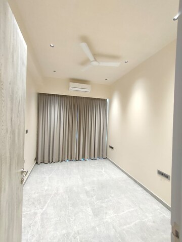 Bedroom in 4 BHK Apartment at Windsor Tower, Andheri West – for Rent