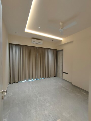 Room in 4 BHK Apartment at Windsor Tower, Andheri West – for Rent