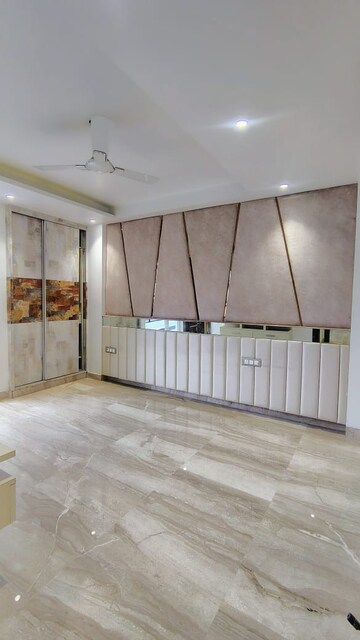 Room in 3 BHK Builder Floor at DLF Atria, Dlf Phase ii – for Rent