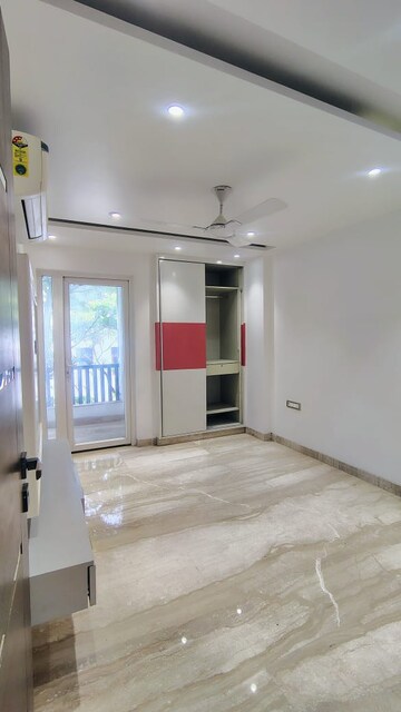 Room in 3 BHK Builder Floor at DLF Atria, Dlf Phase ii – for Rent