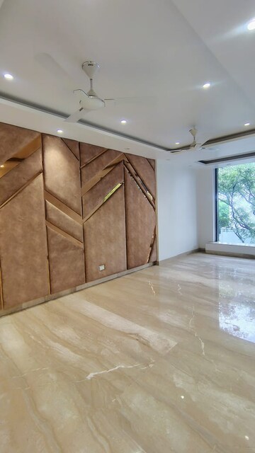 Room in 3 BHK Builder Floor at DLF Atria, Dlf Phase ii – for Rent