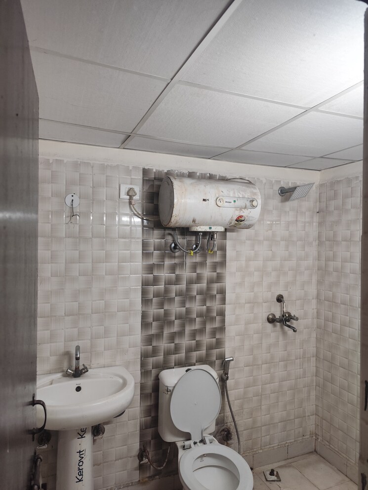 Bathroom, futec-gateway 3 Bedroom 1485 Sq.Ft. Apartment In Sector 75 Noida 9141447