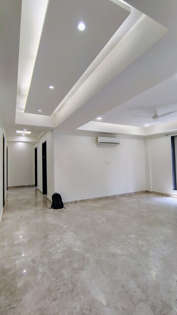 Room in 3 BHK Builder Floor at Super Mart 1, Sector 27 – for Rent