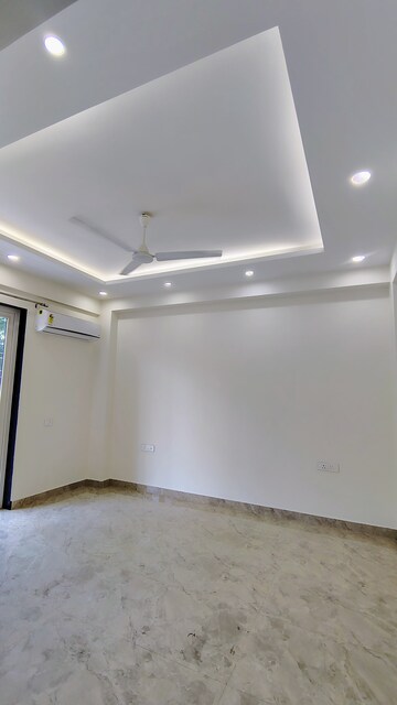 Room in 3 BHK Builder Floor at Super Mart 1, Sector 27 – for Rent