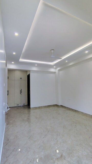 Room in 3 BHK Builder Floor at Super Mart 1, Sector 27 – for Rent