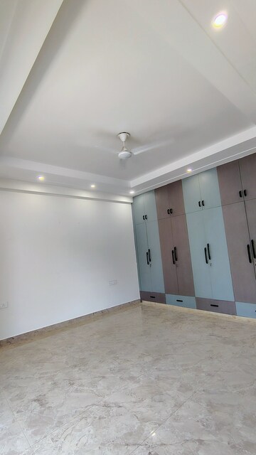 Room in 3 BHK Builder Floor at Super Mart 1, Sector 27 – for Rent