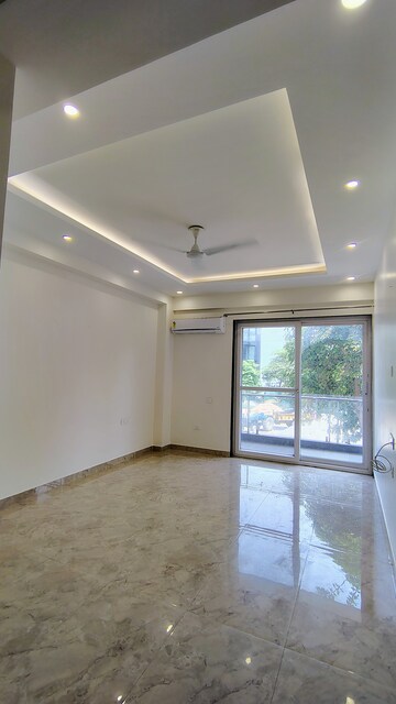 Room in 3 BHK Builder Floor at Super Mart 1, Sector 27 – for Rent